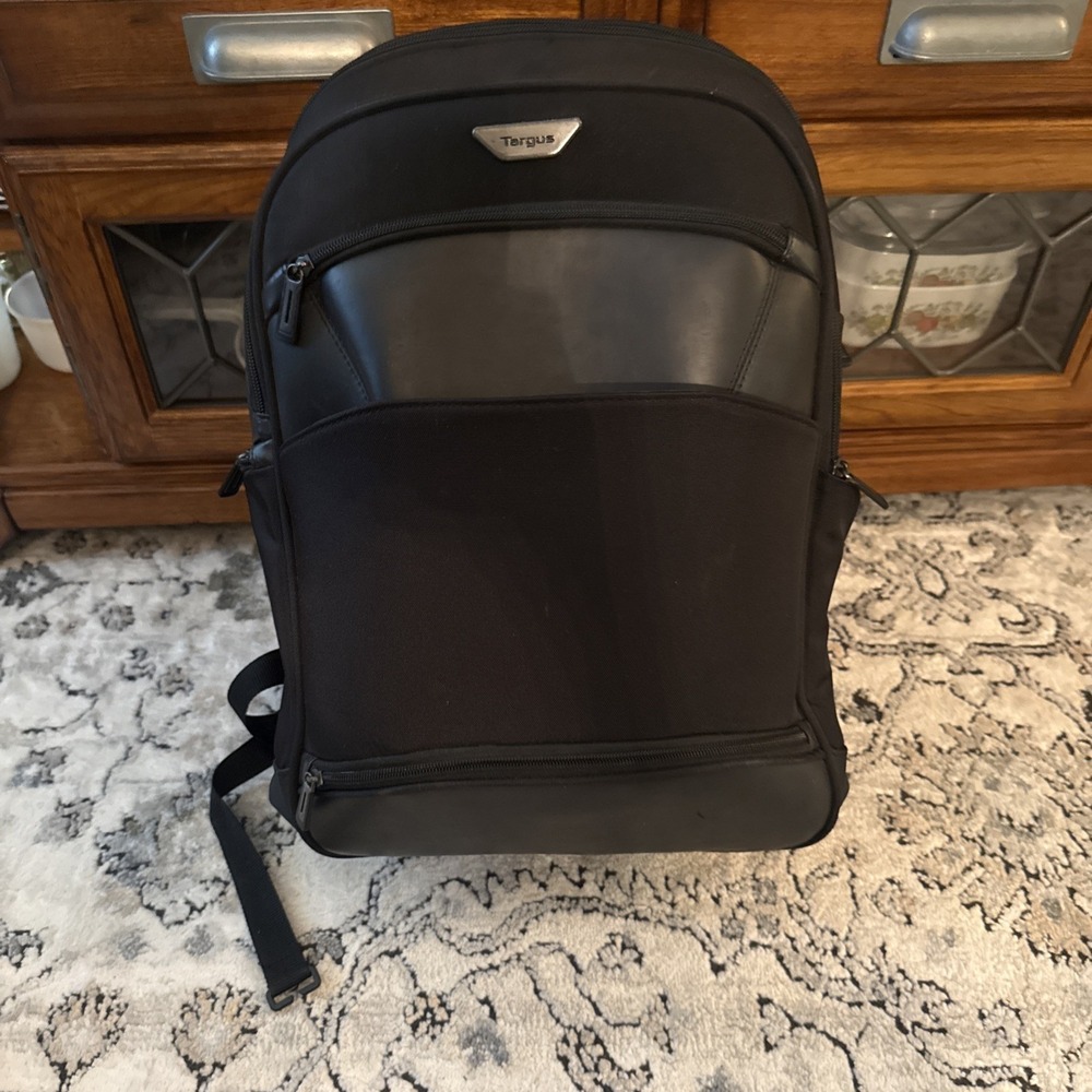 Targus Mobile-VIP Topload Shoulder Bag with Checkpoint-Friendly TSA Screening...